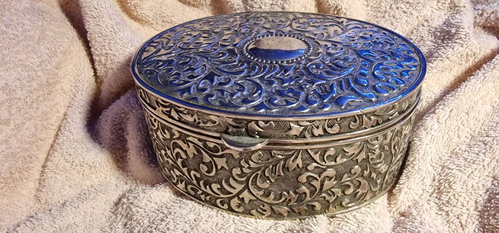 Cutie de bijuterii vintage suflată cu argint