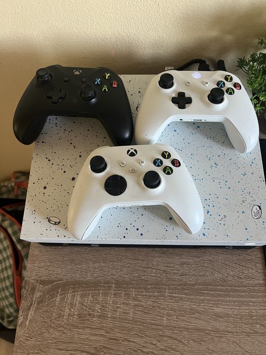 Vand Xbox One X, 3 controllere, 20 jocuri