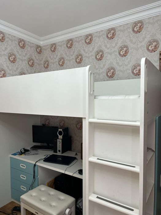 Детская кровать,стол,шкаф