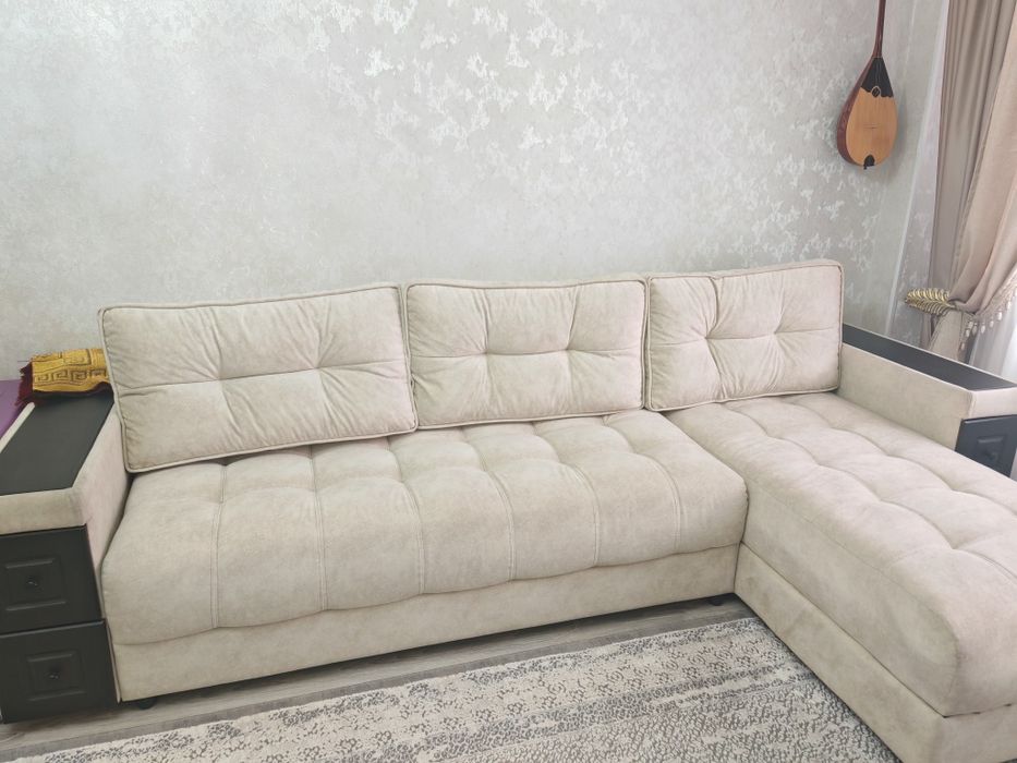 Угловой диван. Диван қарушы неубеді сөздей үстіне адамның істеу ге дұр