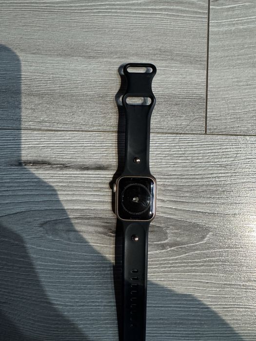 Apple watch 5  ROSE GOLD