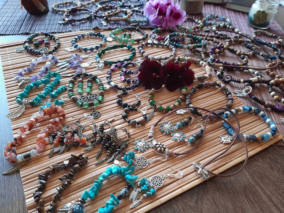 Гривни от полускъпоценни камъни. Подаръци за коледа.