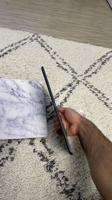 iPad 7th gen 128gb + cablu încărcare/ husă