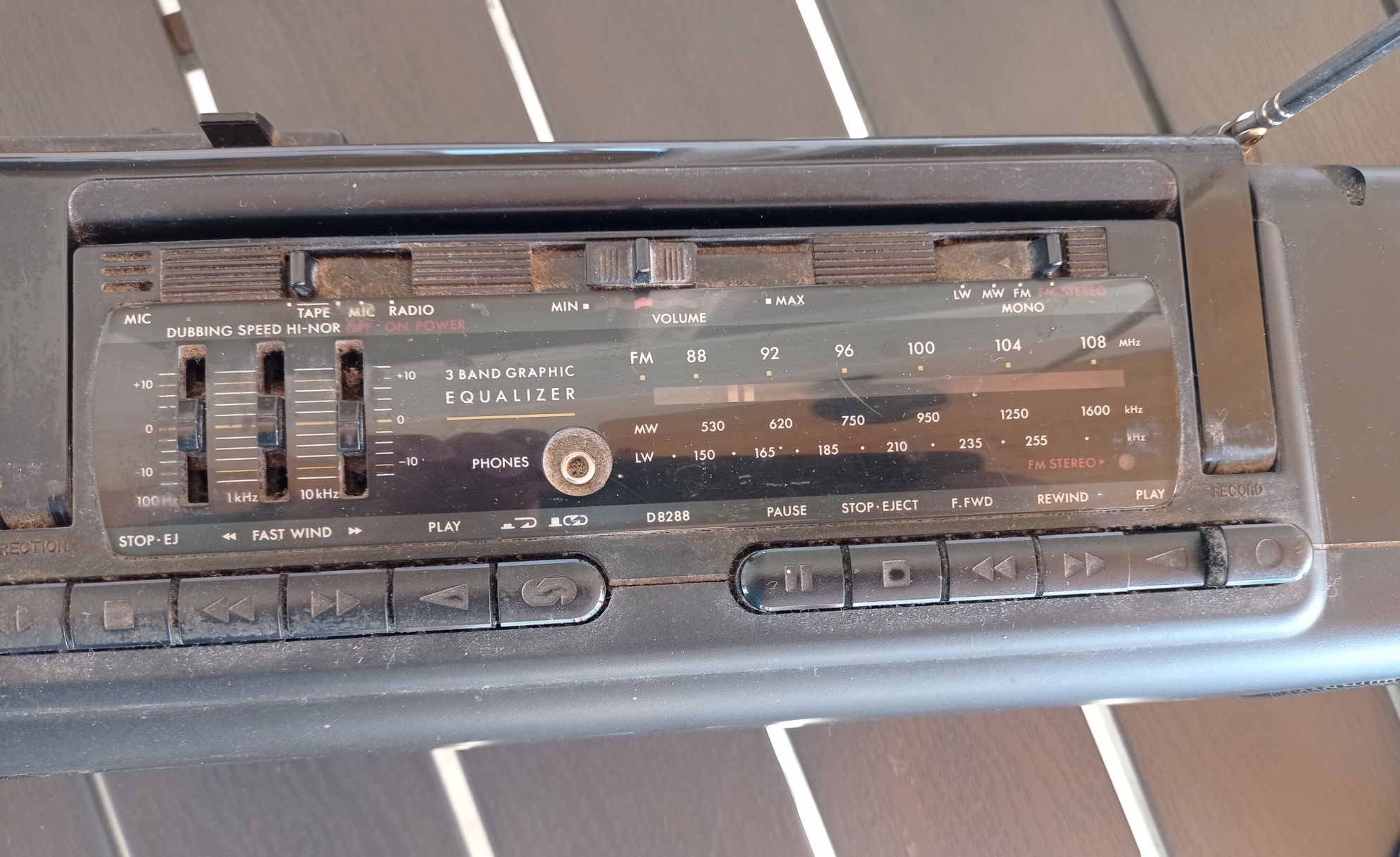 Radiocasetofon stereo Philips. Funcționează casetofonul, fără radio.