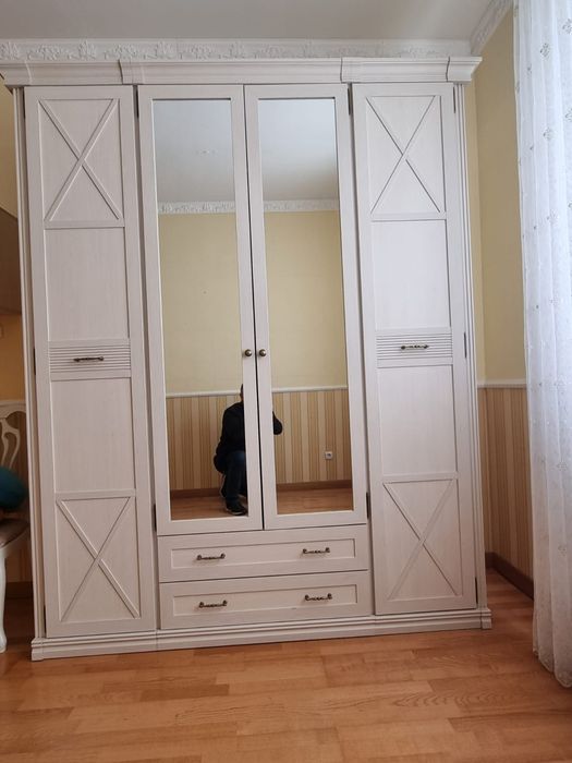 Плательный шкаф с зеркалом