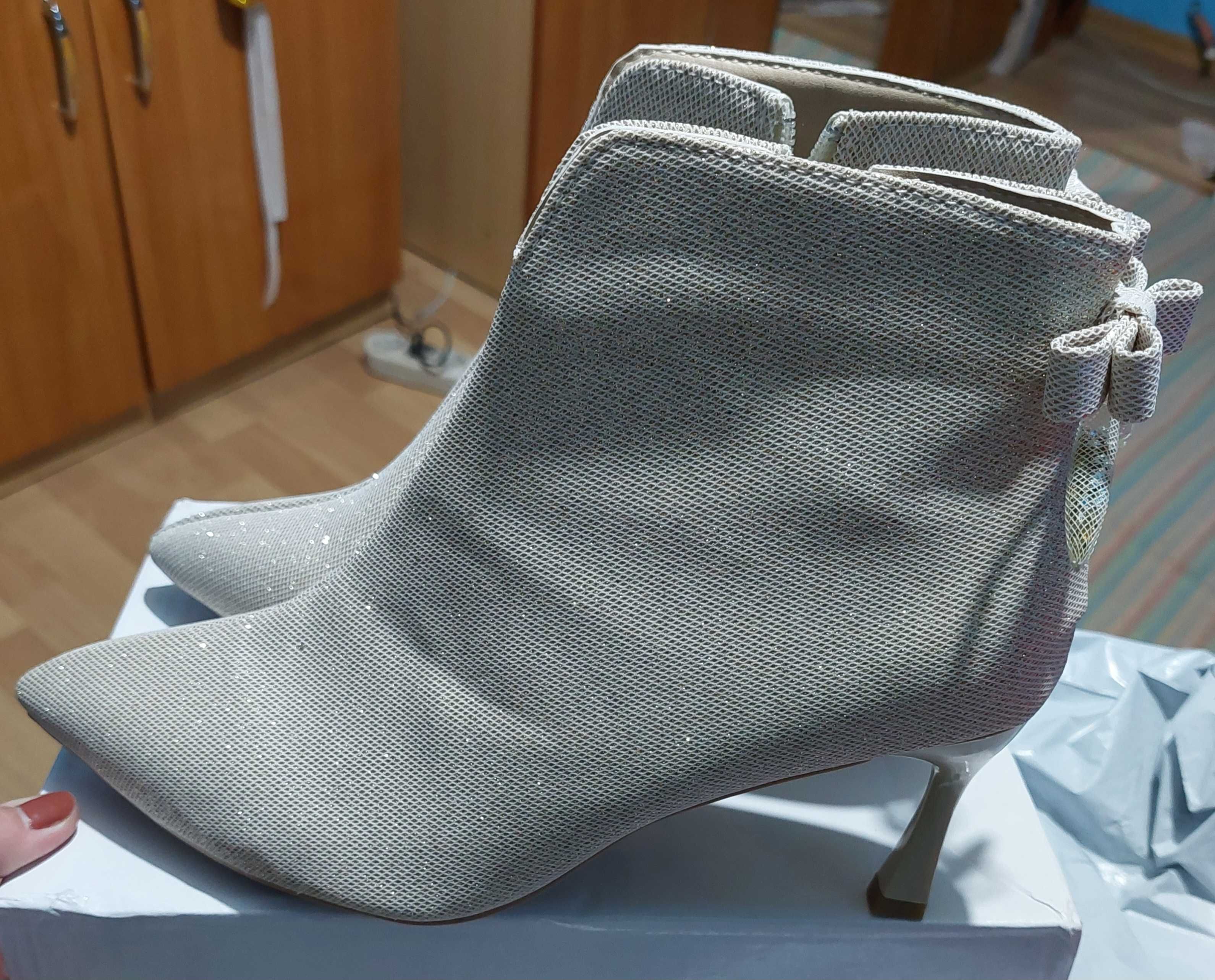 Botine bej cu sclipici