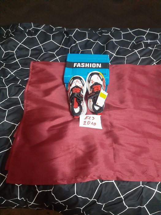 Детски маратонки чисто нови светещи