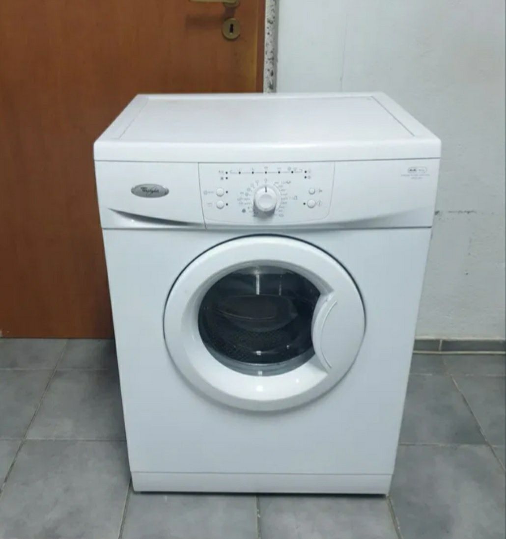 Mașină de spălat rufe Whirlpool model AVO 57311
