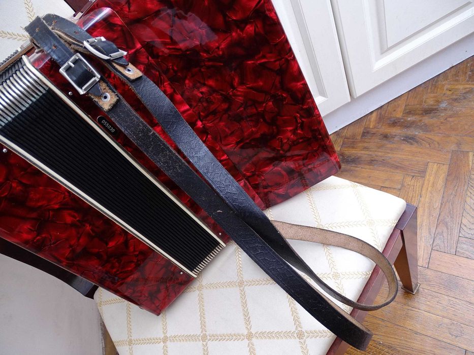 Много запазен стар акордеон Велтмайстер 12 баса