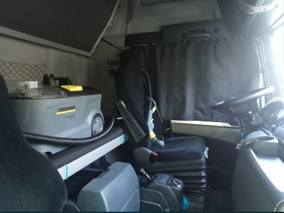 Detailing car fati masina sa luceasca polish faruri caroserie