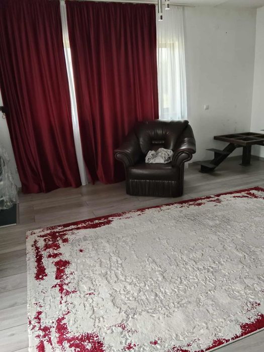 Covor +draperii  stare foarte bună