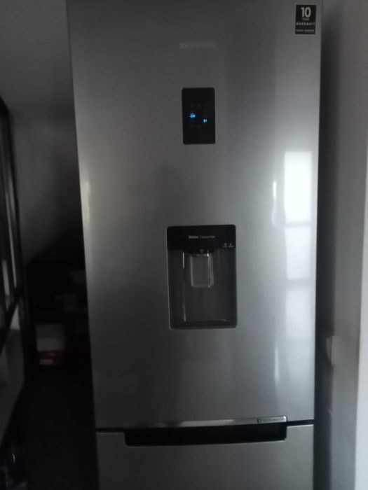 Frigider Samsung cu dozator apă
