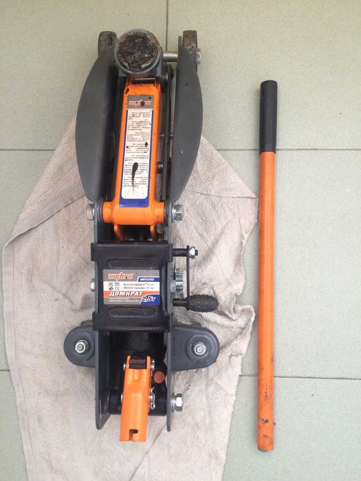 подкатной домкрат, самоблокирующий, 2,5 тонны, производство КНР.