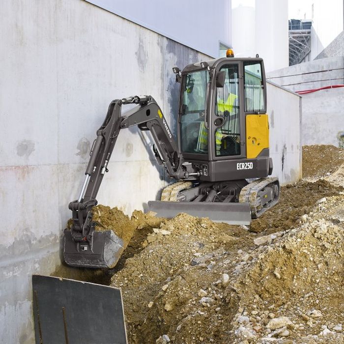 Executăm săpături.Miniexcavator de închiriat,burghiu,foreză