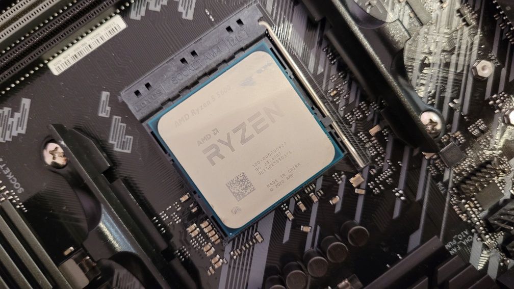 Placa de baza ASUS TUF GAMING cu Procesor AMD Ryzen™ 5 5600