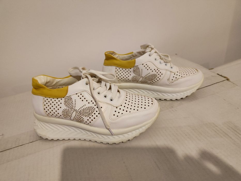 Обувките са нови! Обувки с пеперуда