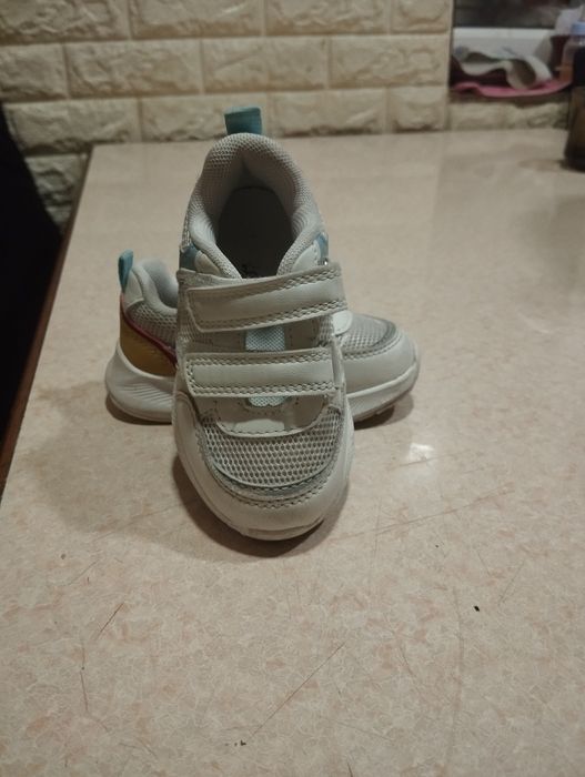 Продаю детскую обувь.