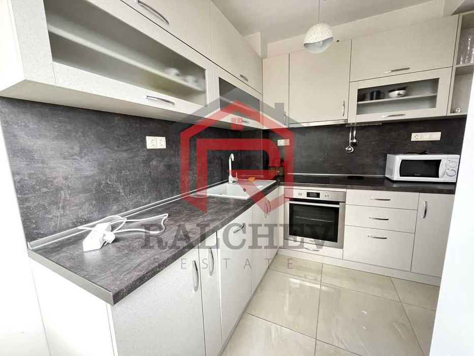 Тристаен апартамент с Морска панорама / Общината