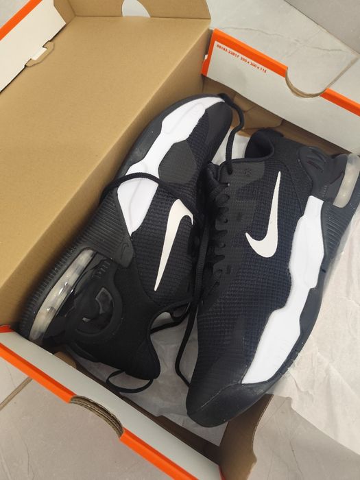 Продавам чисто нови маратонки Nike (найк) 43 номер закупени от Германи