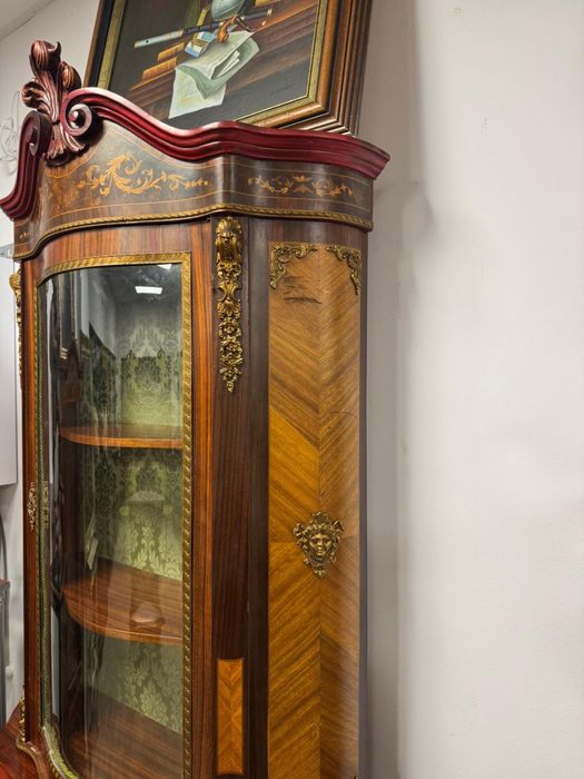 Vitrina deosebita din lemn masiv, cu intarsii si elemente bronz