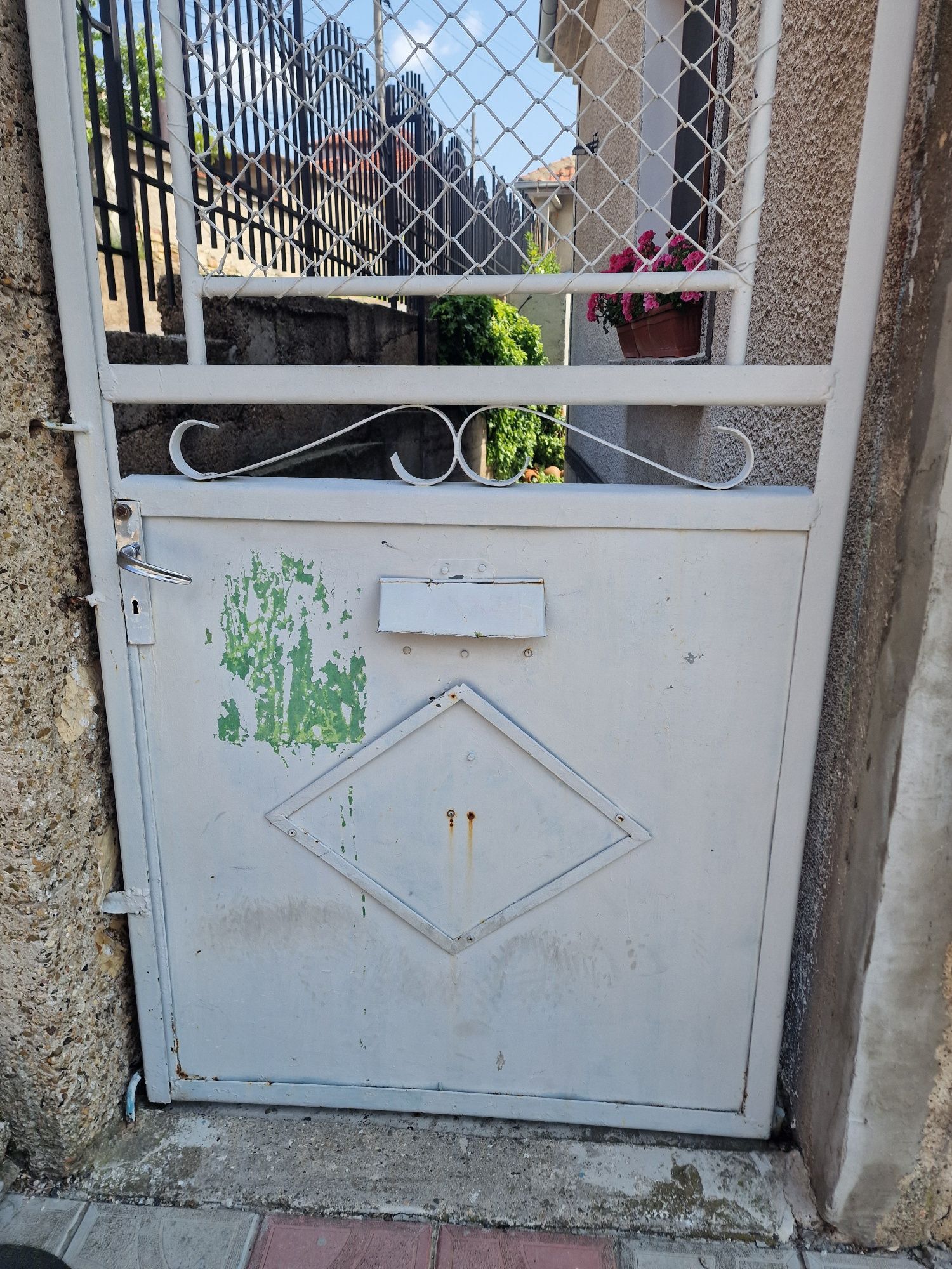 Метална дворна врата.