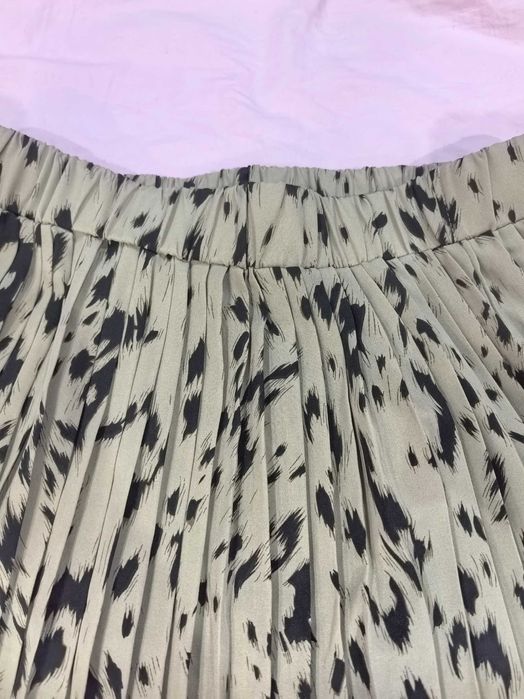 Бежова пола плисе