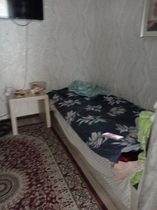 Яшнобод 1/1/9 Кадешва бозори  олдида 1-хонаси берилади хозайкали квар