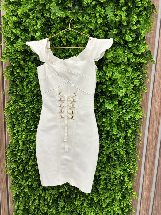 Бяла бандажна рокля