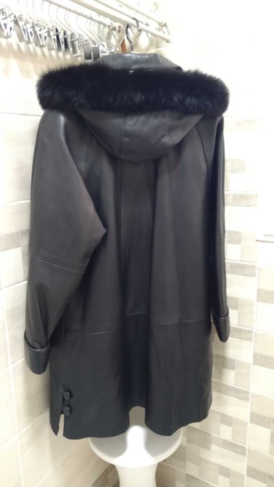 Дамско  манто от естествена кожа с качулка от естествен косъм.