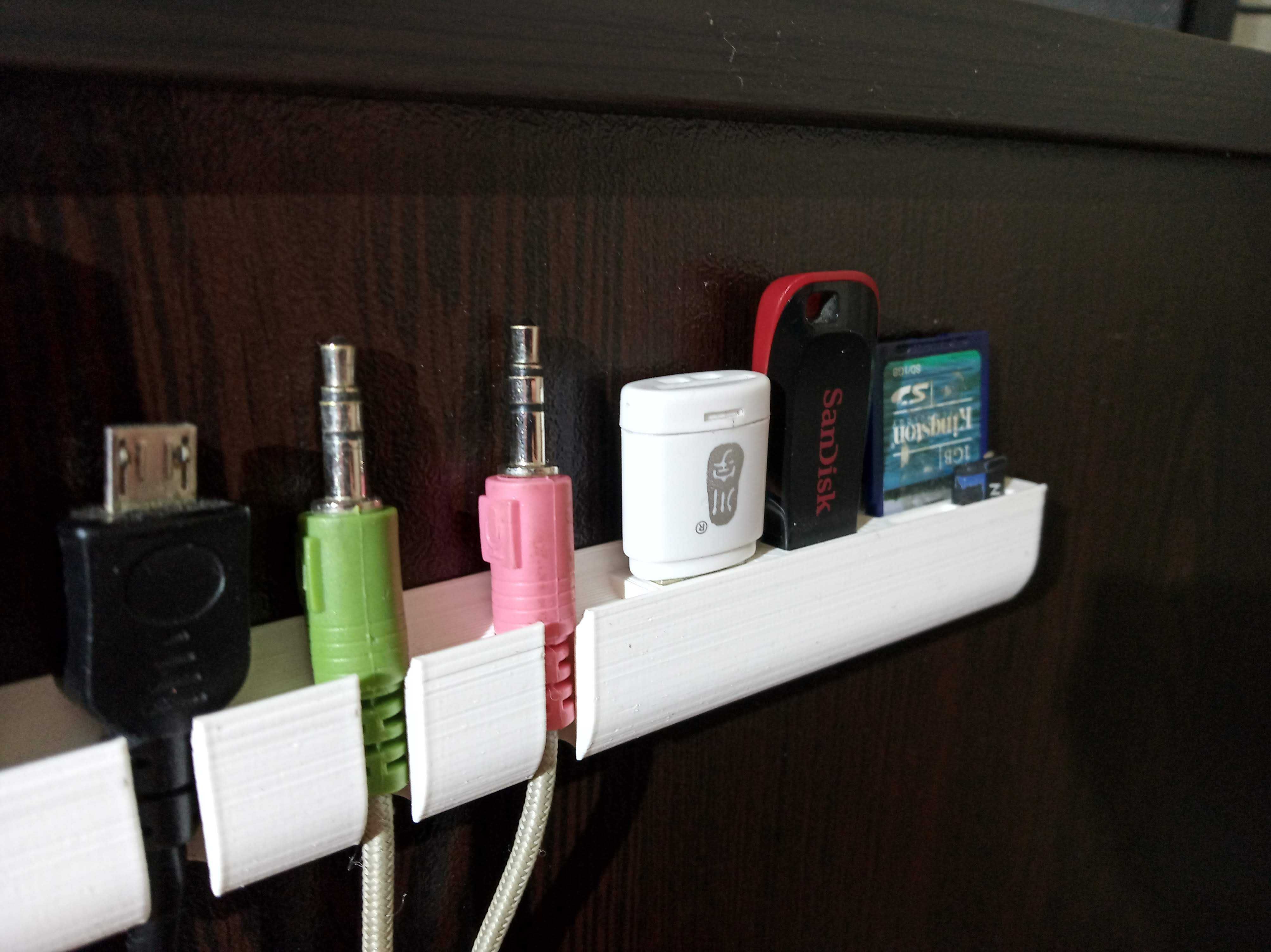 Държач за кабели - USB, HDMI, 3.5 жак, Флашка, Карта памет SD, MicroSD