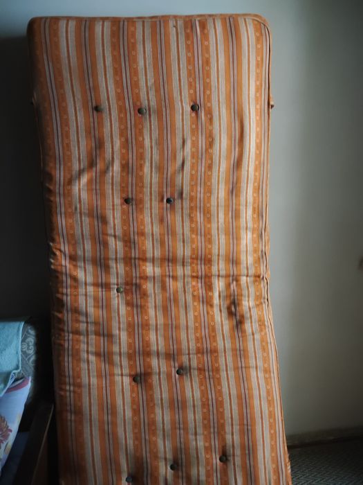 Кровать (полтора)  б\у с матрасом срочно