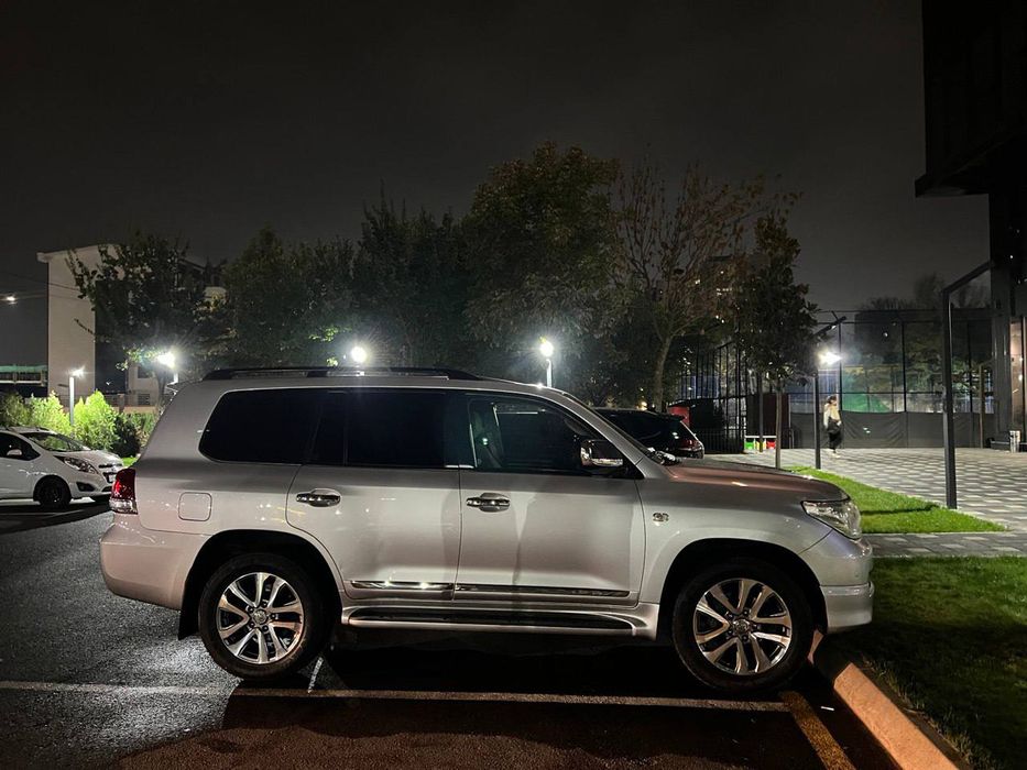 Продаю безупречный Toyota Land Cruiser 200 GXR V6 в редком цвете
