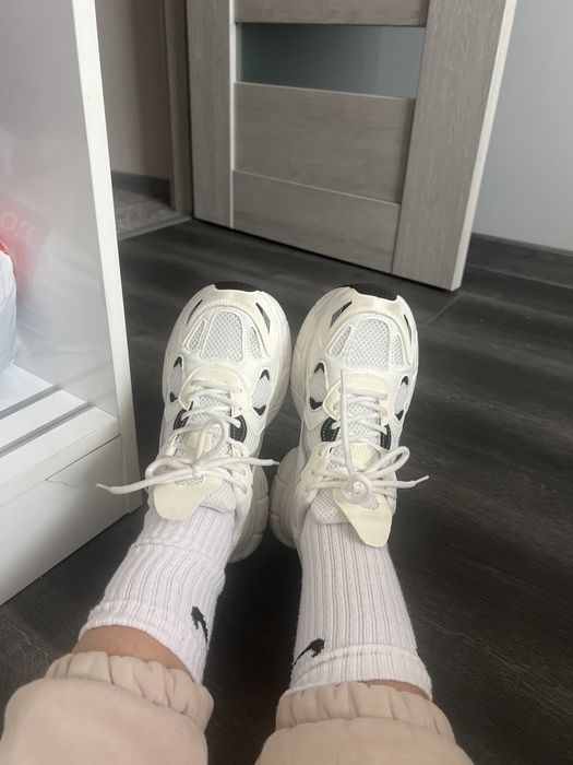 Бели Сникърси, маратонки