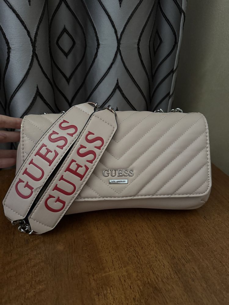 Дамска чанта на марката Guess