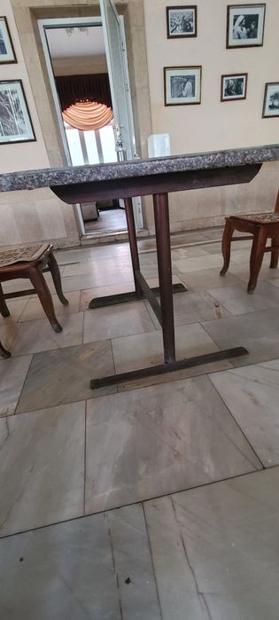 От кафе стоял и стуля