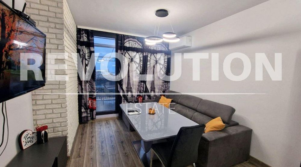 Дава се под наем Двустаен апартамент в Варна, Център - 80 кв.м за 900 € - Снимка #1