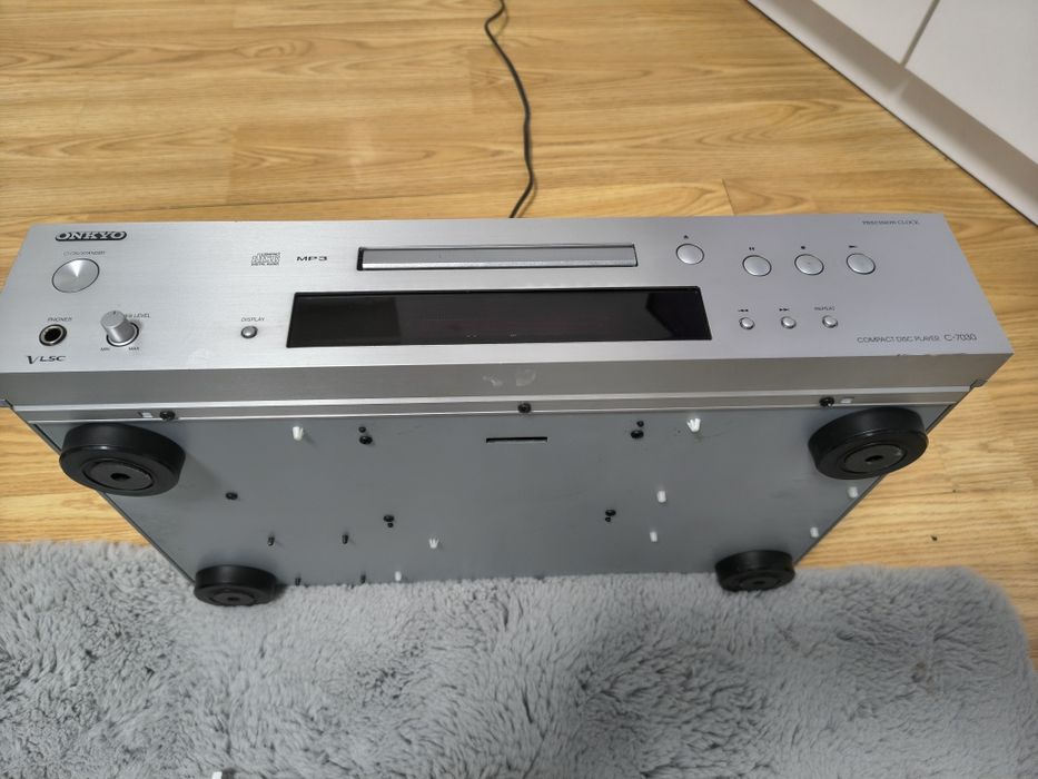 De vinzare CD player Onkyo C7030 .