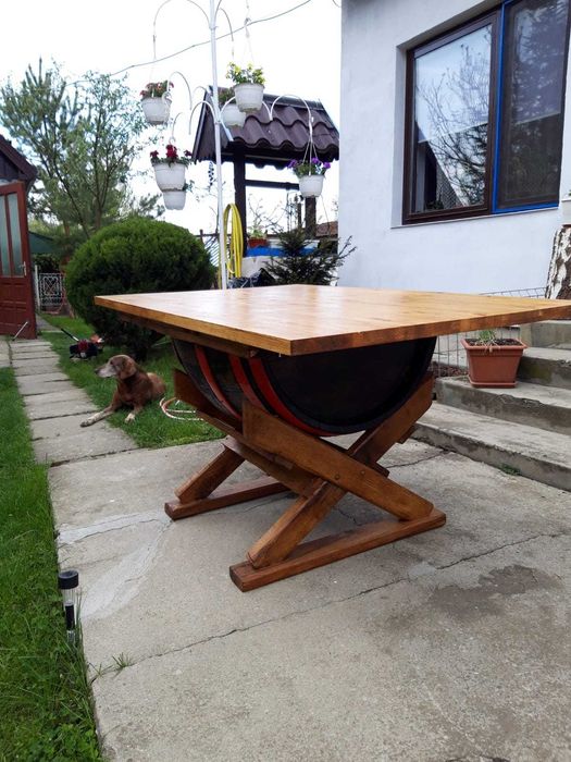 Blat din lemn masiv de pin pentru spatii de lucru sau mese.