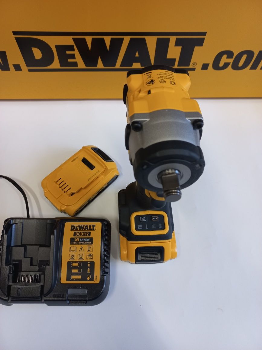 Гайковерт DeWalt DCF921 18V Ударен 406Nm с 2×2Ah батерии и Зарядно