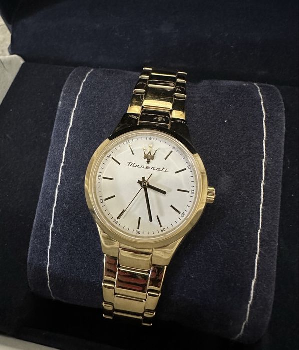 Златен часовник maserati