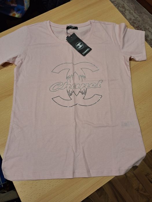 Блузка Guess и тениска Love Moschino Eлек Moncler