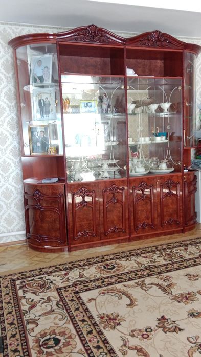 Продам  сервант.