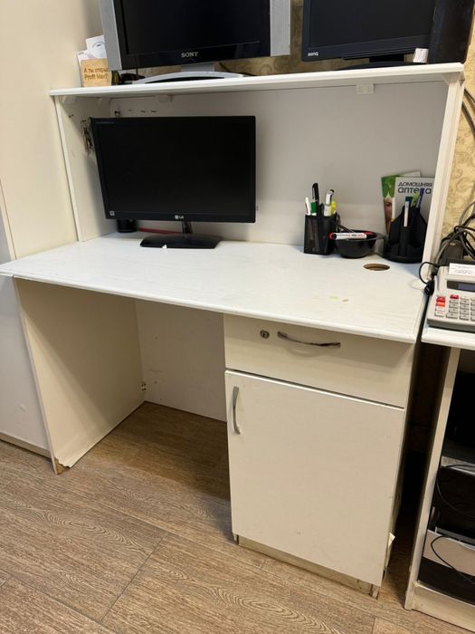 Кресло маникюрное, стол, манекены,ветрины