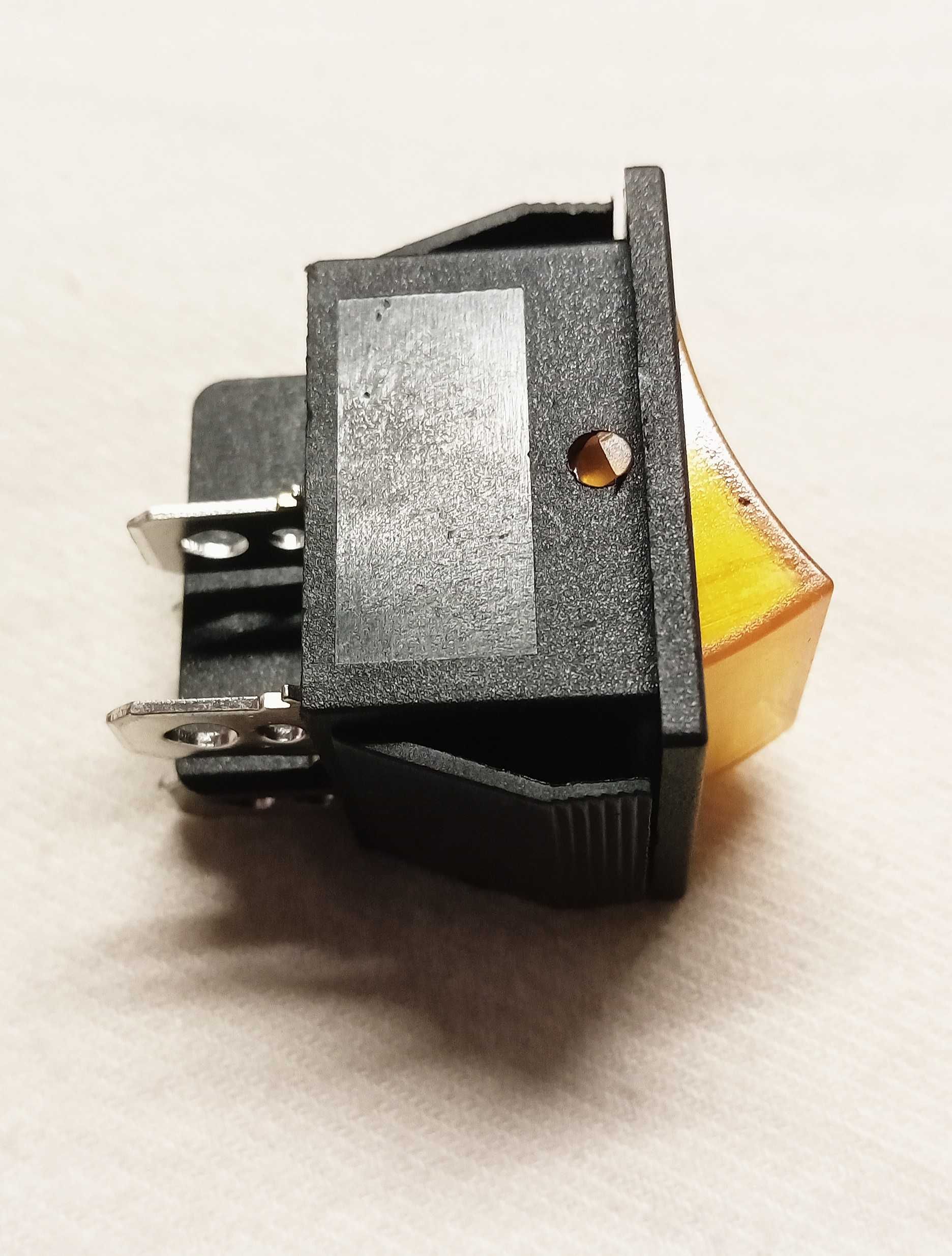 Превключватели, 15A-250V, с две позиции, светещи.