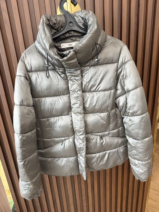 Куртка Mango.Очень легкая и теплая.Красивый цвет