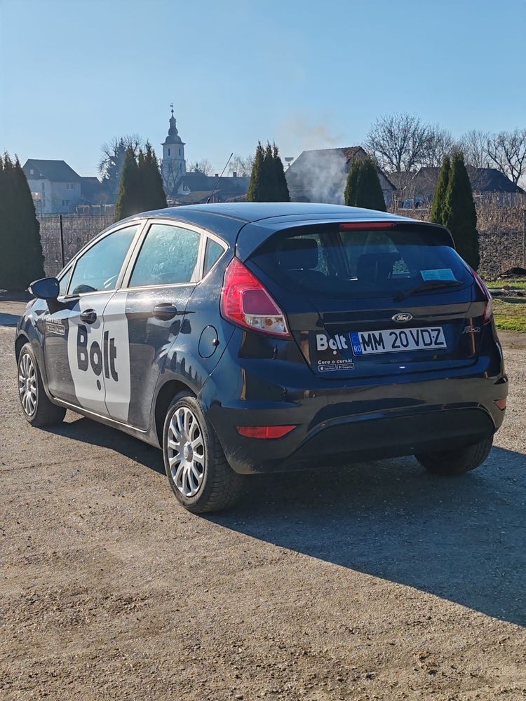 Vând Ford fiesta 2014