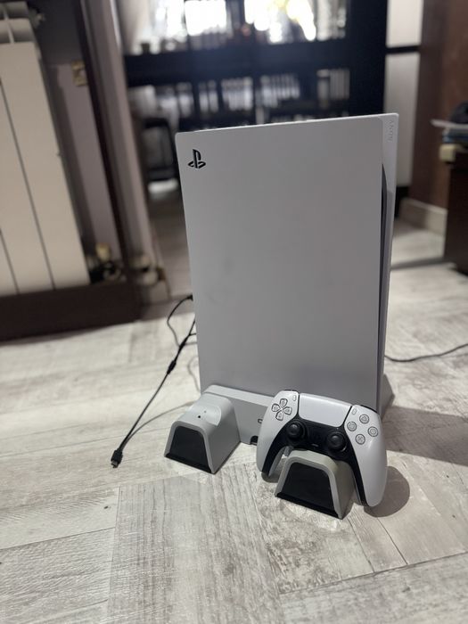 PlayStation 5 Disc Edition + Controller + Stand Oivo.
