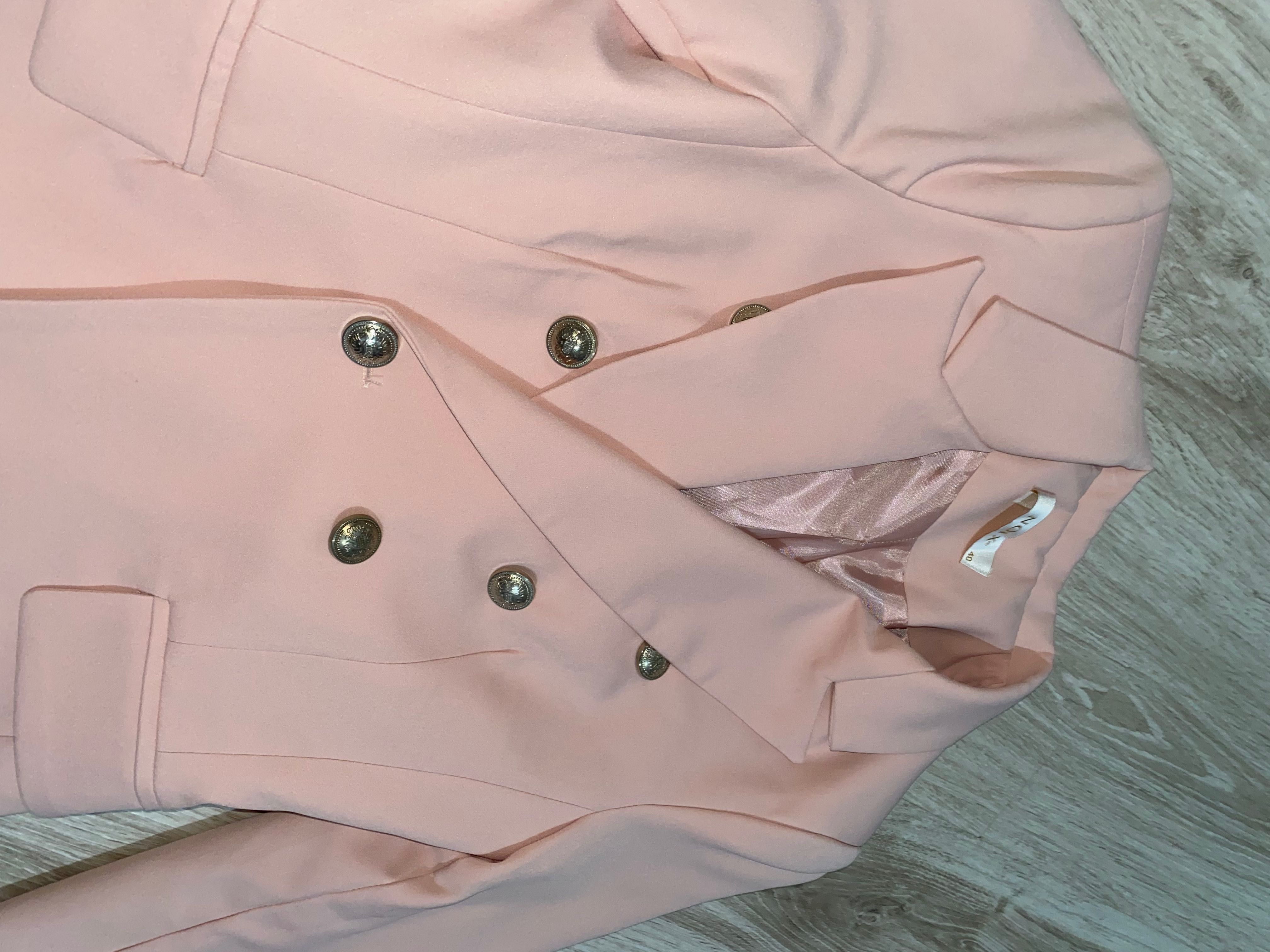 Дамско елегантно сако с копчета