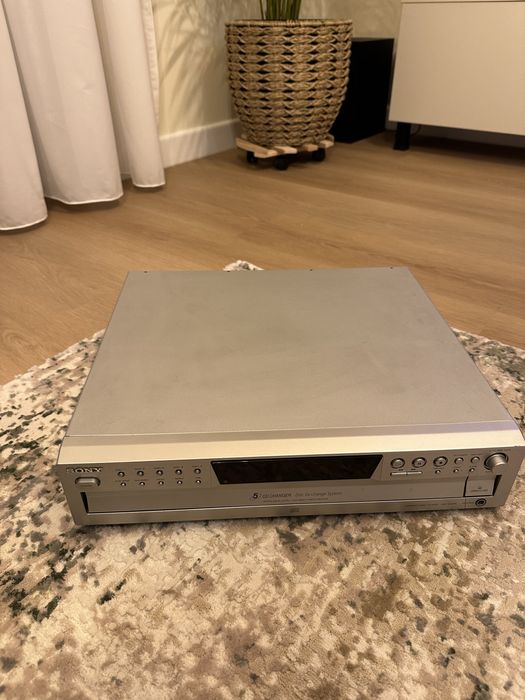 Sony CE375 – CD changer cu 5 discuri