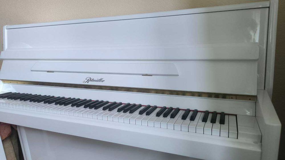 Белое трёхпедальное пианино Ritmüller (Ритмюллер)